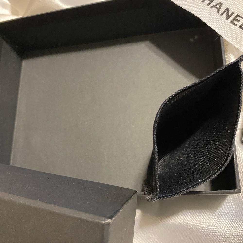 CHANEL Box, Ribbon, Dual Mirror with velvet protective cover, Camellia Flower - Picture 5 of 9